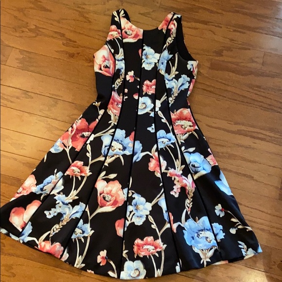 White House Black Market Dresses & Skirts - WHBM💗Pretty Black & Floral Dress